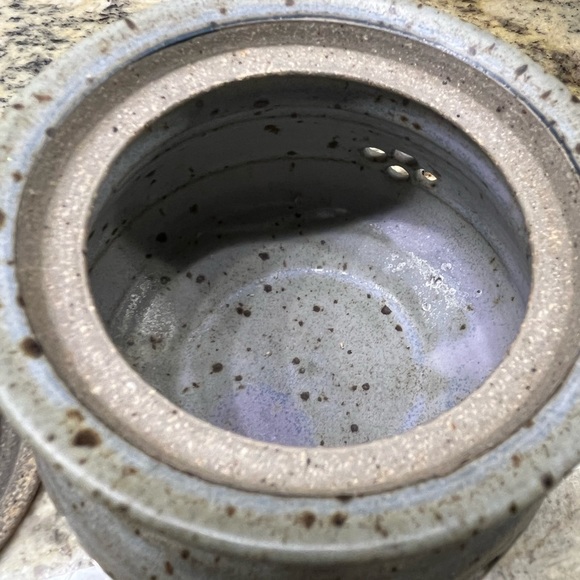 Garlic Keeper - Pottery with Airholes & Cover - Picture 6 of 8